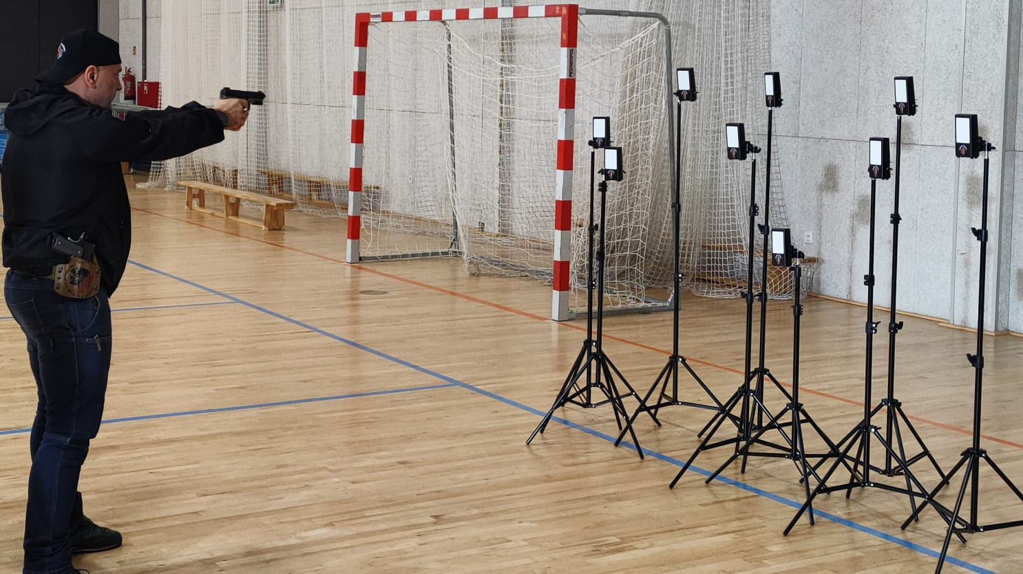 Stanowiska strzeleckie Smart Target rozstawione w hali sportowej