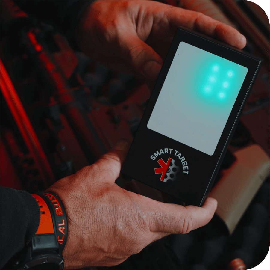 Tarcza laserowa Smart Target PRO V5 w dłoni użytkownika